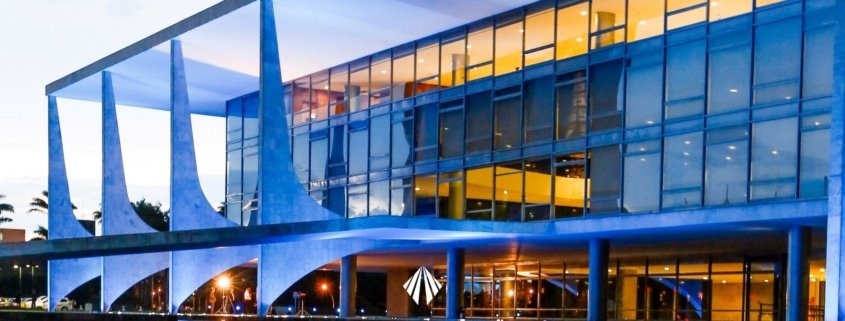 Em evento no Palácio do Planalto, o presidente Jair Bolsonaro (sem partido) anunciou que o governo irá desonerar a folha de pagamentos de 17 setores da economia por mais dois anos. – ATLAS Contabilidade