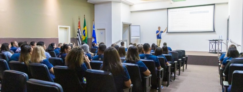 Leonardo Cirqueira tinha 20 anos e estudava Administração quando foi aceito como estagiário de uma empresa sobre a qual ouvira elogios na faculdade, a ATLAS Contabilidade e Inteligência para Gestão. Ele havia passado por outros empregos, mas nunca tivera a oportunidade de atuar na área de recursos humanos, seu grande sonho. Leonardo não só alcançou esse objetivo como pode se orgulhar de ser colaborador de uma organização que há quatro anos consecutivos recebe a certificação do Great Place To Work. – ATLAS Contabilidade
